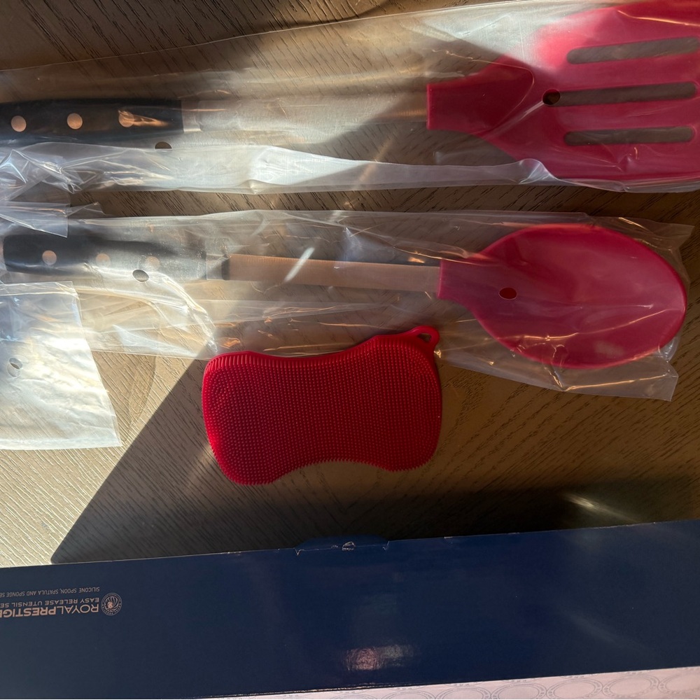 Royal Prestige 3 piece Easy Release Utensil Set -red